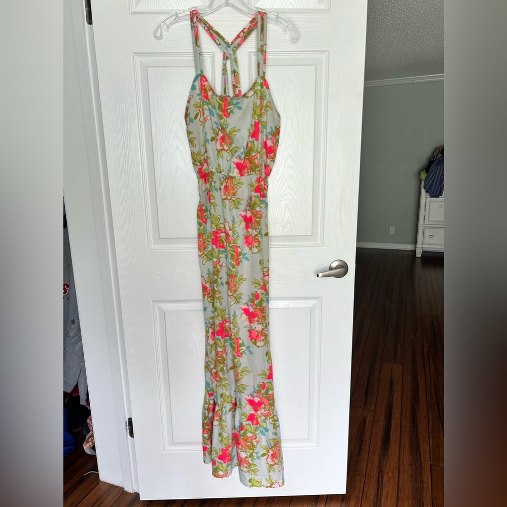 Women’s maxi style sun dress.